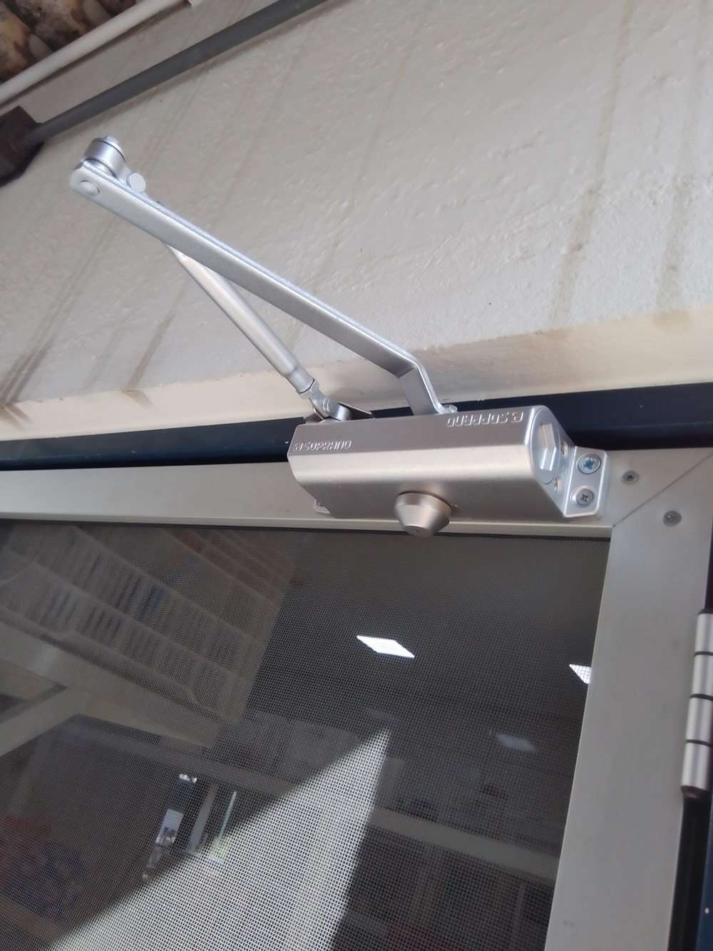 porta de tela mosquiteira